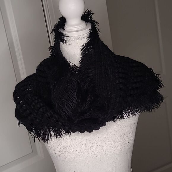 Fringed neck scarf - Picture 2 of 9
